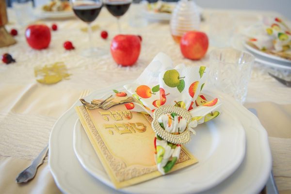 ארוחת ראש השנה. אילוסטרציה (צילום: מנדי הכטמן/ פלאש 90)