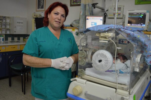 שלומית רזניק, אחות בפגיית בי"ח "העמק" בעפולה (צילום: דוברות בית חולים העמק)