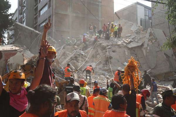 מחלצים מבקשים שקט מקהל צופים בעודם מחפשים ניצולים בין הריסות בניין מגורים במקסיקו סיטי לאחר רעידת אדמה בעוצמת 7.1 בסולם ריכטר (AP Photo/Gustavo Martinez Contreras)