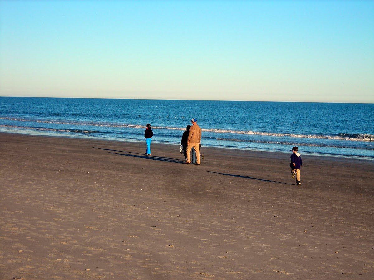 משפחתה של הכותבת על החוף האטלנטי (צילום: גילי ערן)
