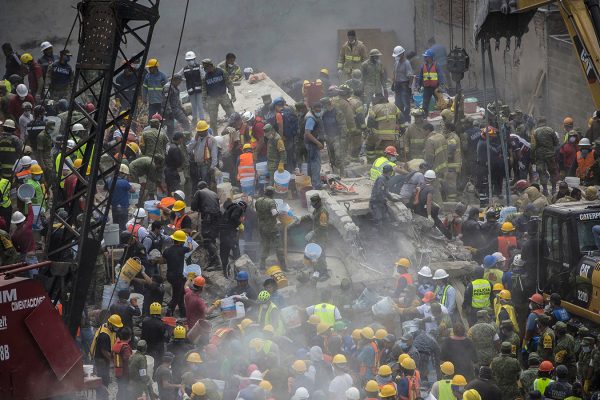 מבצע החילוץ במקסיקו סיטי (צילום: AP Photo/Anthony Vazquez).