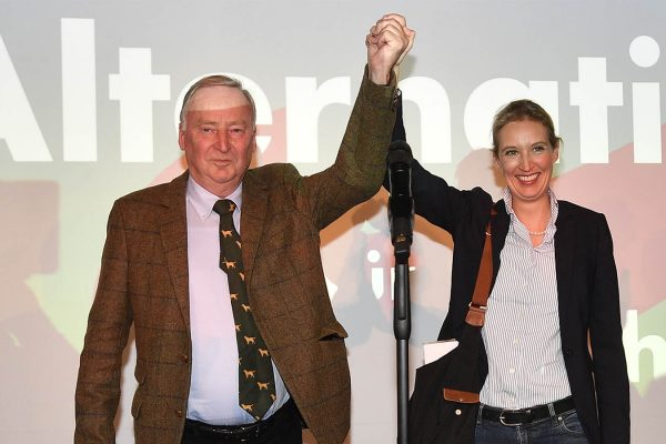 אליס וידל ואלכנסדר גאולנד, מנהיגי מפלגת 'אלטנרטיבה לגרמניה' (AFD) חוגגים לאחר הכזרת תוצאות המדגם (צילום: AP Photo/Martin Meissner)