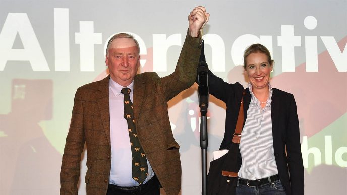 אליס וידל ואלכסנדר גאולנד, מנהיגי מפלגת 'אלטנרטיבה לגרמניה' (AFD) חוגגים לאחר הכזרת תוצאות המדגם (צילום: AP Photo/Martin Meissner)