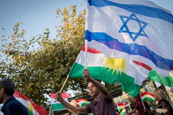 דגלי ישראל וכורדיסטאן בהפגנה בירושלים מול השגרירות האמריקאית לקראת משאל העם בכורדיסטאן (צילום: יונתן זינדל/ פלאש 90)