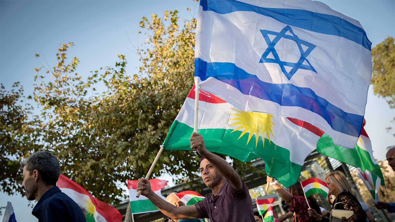 דגלי ישראל וכורדיסטאן בהפגנה בירושלים מול השגרירות האמריקאית לקראת משאל העם בכורדיסטאן (צילום: יונתן זינדל/ פלאש 90)