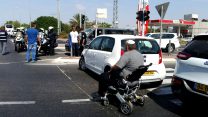 חסימת כביש בהפגנת הנכים בצומת יד מרדכי (צילום: דוברות ארגון "נכה, לא חצי בן-אדם").