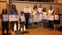 הפגנת נשים וילדים של שוטרים וסוהרים מול ביתו של הממונה על השכר, ערן יעקב, ברמת השרון (תמונה באדיבות פורום משפחות השוטרים והסוהרים)