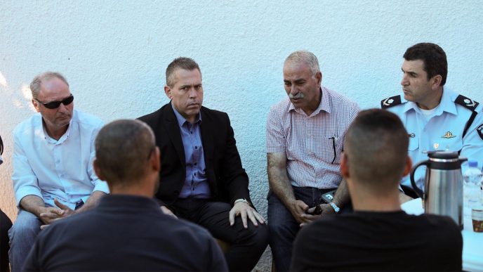 השר לביטחון פנים, גלעד ארדן, הגיע לבקר את משפחתו של עותמאן באבו-גוש, (צילום: פלאש90, הדס פורוש)