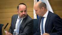 יו"ר ועדת החינוך יעקב מרג'י ושר החינוך נפתלי בנט (צילום: יונתן סינדל / פלאש 90).