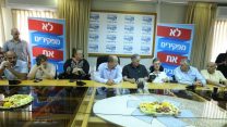 פגישת ארגוני הנכים בהסתדרות, 27/9/2017. מימין לשמאל: יו"ר הסתדרות עובדי המדינה אריאל יעקובי, יו"ר עמותת "נכה, לא חצי בן אדם" אלכס פרידמן, יו"ר ארגון המורים רן ארז, יו"ר ההסתדרות אבי ניסנקורן, ראש מטה המאבק למען הנכים נעמי מורביה, מזכ"ל הסתדרות המורים יפה בן דוד, הממונה על תעסוקת עובדים עם מוגבלות בהסתדרות גיא שמחי. (צילום: אורן כהן, דוברות ההסתדרות.)
