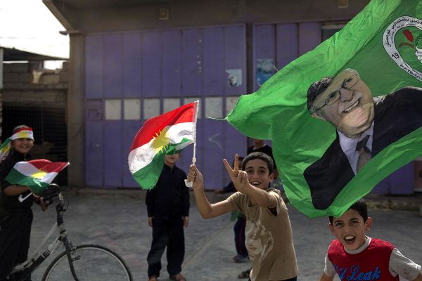 ילדים מניפים דגלים כורדים ברחובות קירקוק ביום משאל העם. (צילום: AP Photo/Bram Janssen).