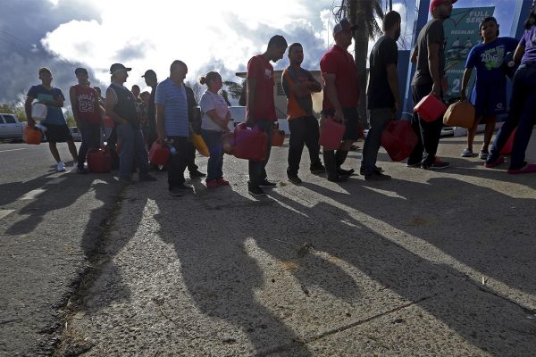 משבר הומניטרי בפאורטו ריקו לאחר הוריקן מריה, אזרחים ממתינים בתור לקבלת דלק ומזון (AP Photo/Gerald Herbert)