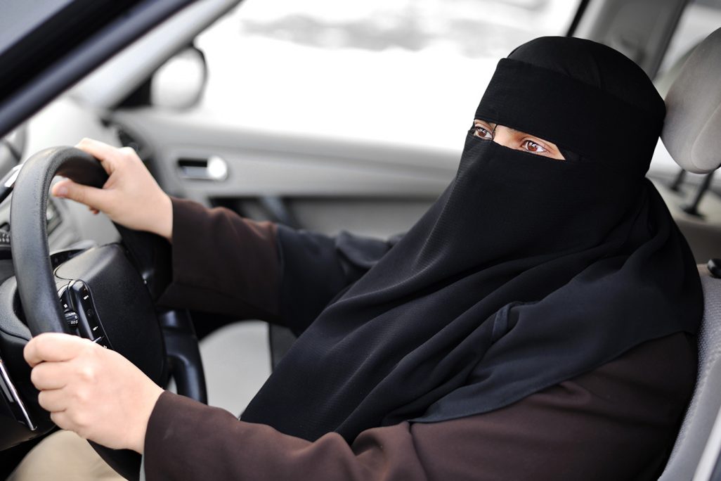 אישה סעודית נוהגת ברכב, אילוסטרציה (צילום: shutterstock).