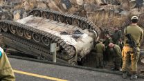 התומ"ת הפוך בצד הכביש בגולן (צילום: ערן אליאני, מבצעי פיקוד צפון).