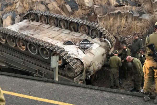 התומ"ת הפוך בצד הכביש בגולן (צילום: ערן אליאני, מבצעי פיקוד צפון).