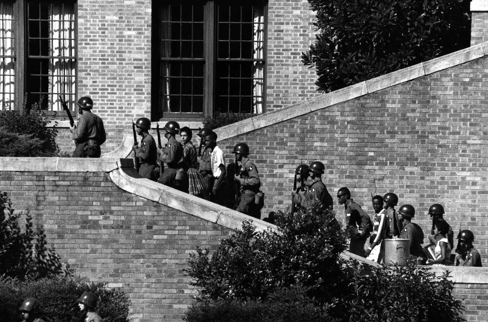 חיילים מהדיוויזיה המוטסת ה-101, אשר נשלחו בהוראת הנשיא אייזנהאואר ללוות את תשעת התלמידים האפרו-אמריקאים לתוך התיכון בליטל רוק שבארקנסו, על מנת לאכוף את צו בית המשפט (צילום: US Army/ ויקימדיה)