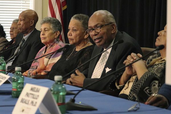 שמונה החברים החיים מקבוצת התלמידים האפר-אמריקאית הראשונה שלמדה בבית הספר התיכון בליטל רוק, בטקס לציון שישים שנה לאירוע. (צילום: AP Photo/Kelly P. Kissel)