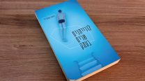עטיפת הספר 'לווייתנים שרים בעמק' (באדיבות עם עובד)