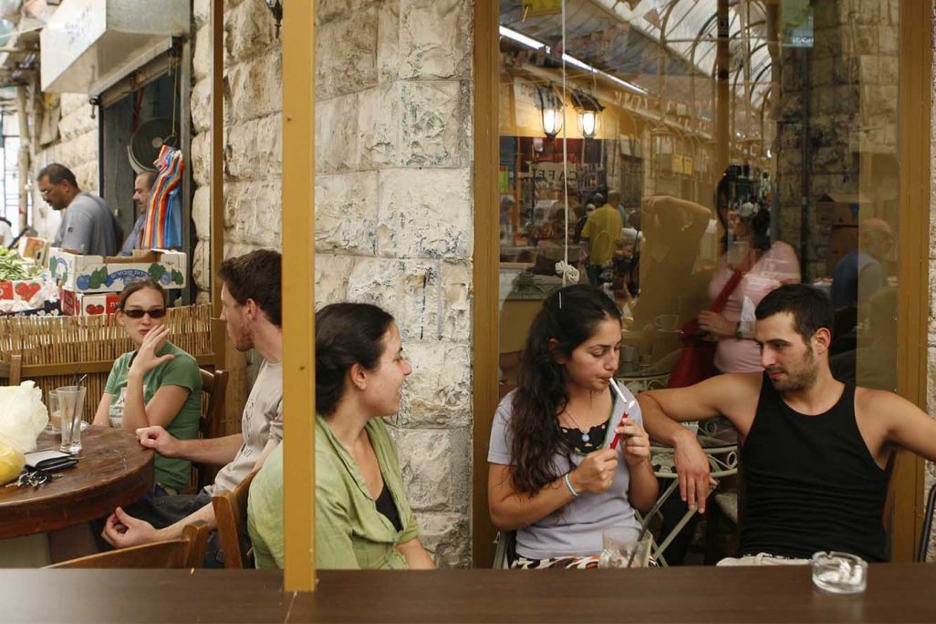 ישראלים בבית קפה במחנה יהודה בירושלים (צילום: נתי שוחט/ פלאש 90)