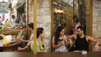 ישראלים בבית קפה במחנה יהודה בירושלים (צילום: נתי שוחט/ פלאש 90)