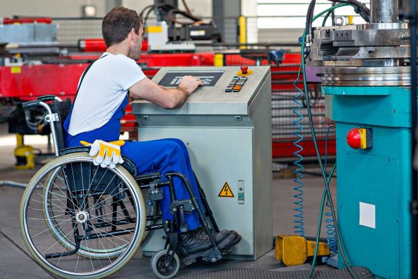 עובד בכיסא גלגלים (צילום אילוסטרציה: Shutterstock)