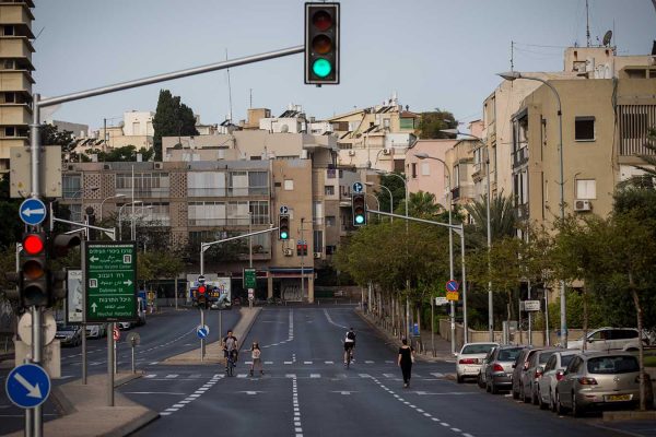 אנשים רוכבים בכביש בתל אביב ביום כיפור תשע"ו (צילום: מרים אלטשר/ פלאש 90)