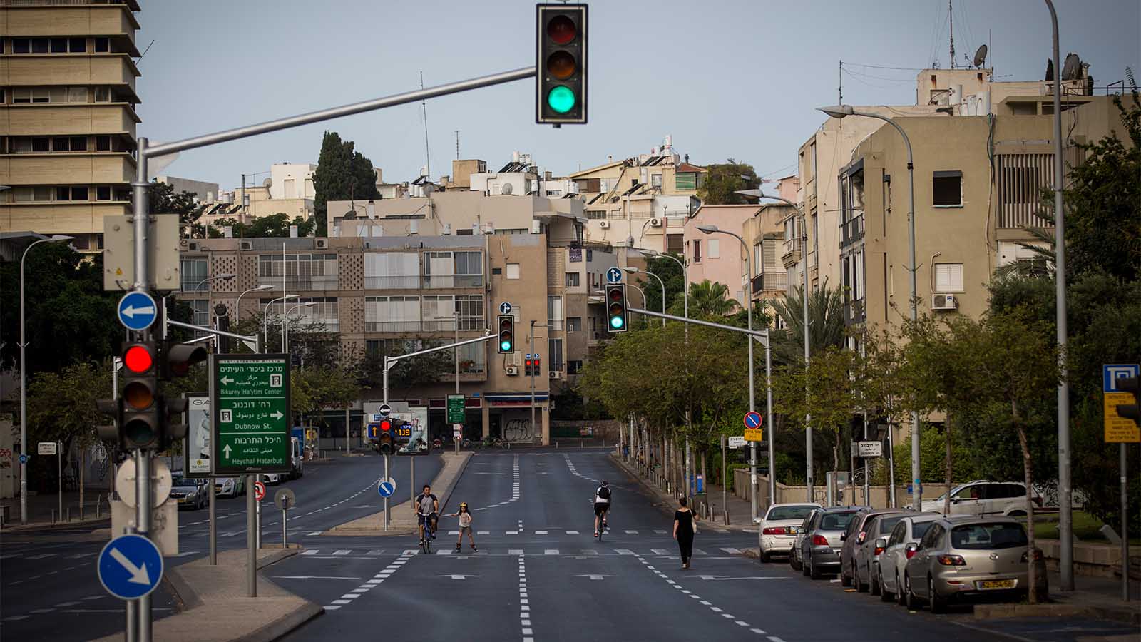 אנשים רוכבים בכביש בתל אביב ביום כיפור תשע&quot;ו (צילום: מרים אלטשר/ פלאש 90)