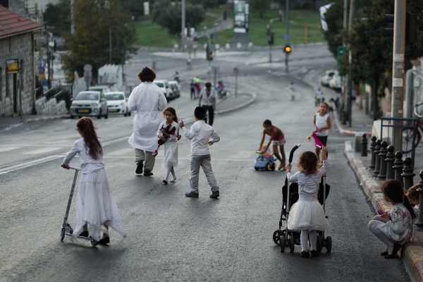 ילדים משחקים בכביש בירושלים ביום כיפור תשע"ו (צילום: סבי ברנס/ פלאש 90)