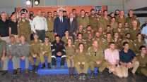 נתניהו וחברי משלחת הסיוע למקסיקו (צילום: עמוס בן גרשום/ לע"מ)