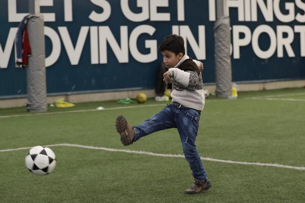 ילד פליט סורי משחק כדורגל. ארכיון (צילום: AP Photo/Hussein Malla)