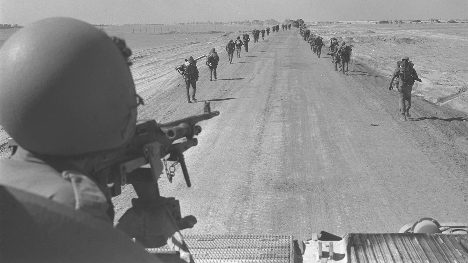 כוחות צנחנים על הכביש בין סואץ לקהיר במלחמת יום הכיפורים (צילום: רון אילן/ לע&quot;מ)