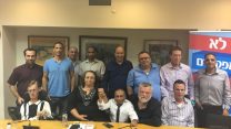 משתתפי פגישת המו"מ בנושא קצבאות הנכים עם חתימת ההסכם, 29 ספטמבר 2017. נעמי מורביה במרכז. צילום: באדיבות דוברות ההסתדרות