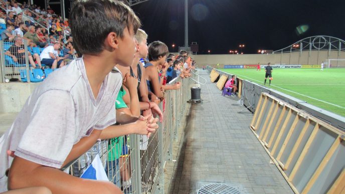 ילדים צופים במשחק הנבחרת הצעירה של ישראל (עד גיל 21) מול אזרבייג'ן, מוקדמות אליפות אירופה 2019, עכו 31 באוגוסט 2017. צילום: קלמן פודהורצר