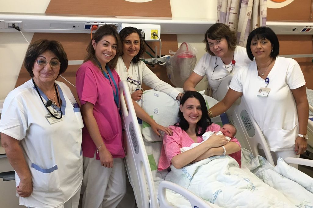 יוליה קארס, מקיבוץ שמרת שבגליל, וצוות האחיות ביולדות א',  בבית החולים גליל מערבי (צילום: בית החולים)