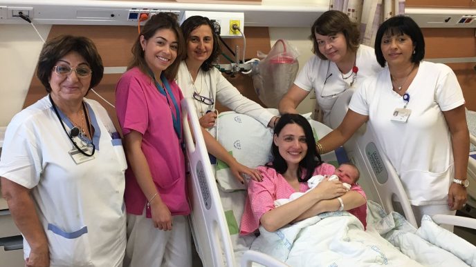 יוליה קארס, מקיבוץ שמרת שבגליל, וצוות האחיות ביולדות א', בבית החולים גליל מערבי (צילום: בית החולים)