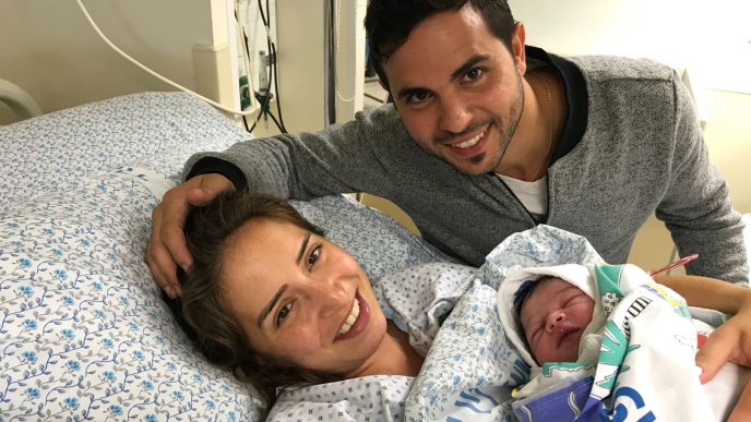 חן ויקיר חובקים את בתם שנולדה בערב ראש השנה תשע&quot;ח, בבית החולים זיו (צילום: בית החולים זיו)