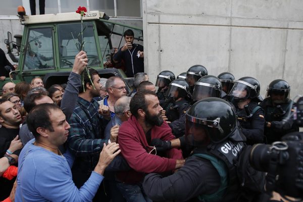 מצביעים קטאלנים נאבקים עם המשמר האזרחי המנסה למנוע מהם גישה לקלפי (צילום: AP Photo/Francisco Seco)