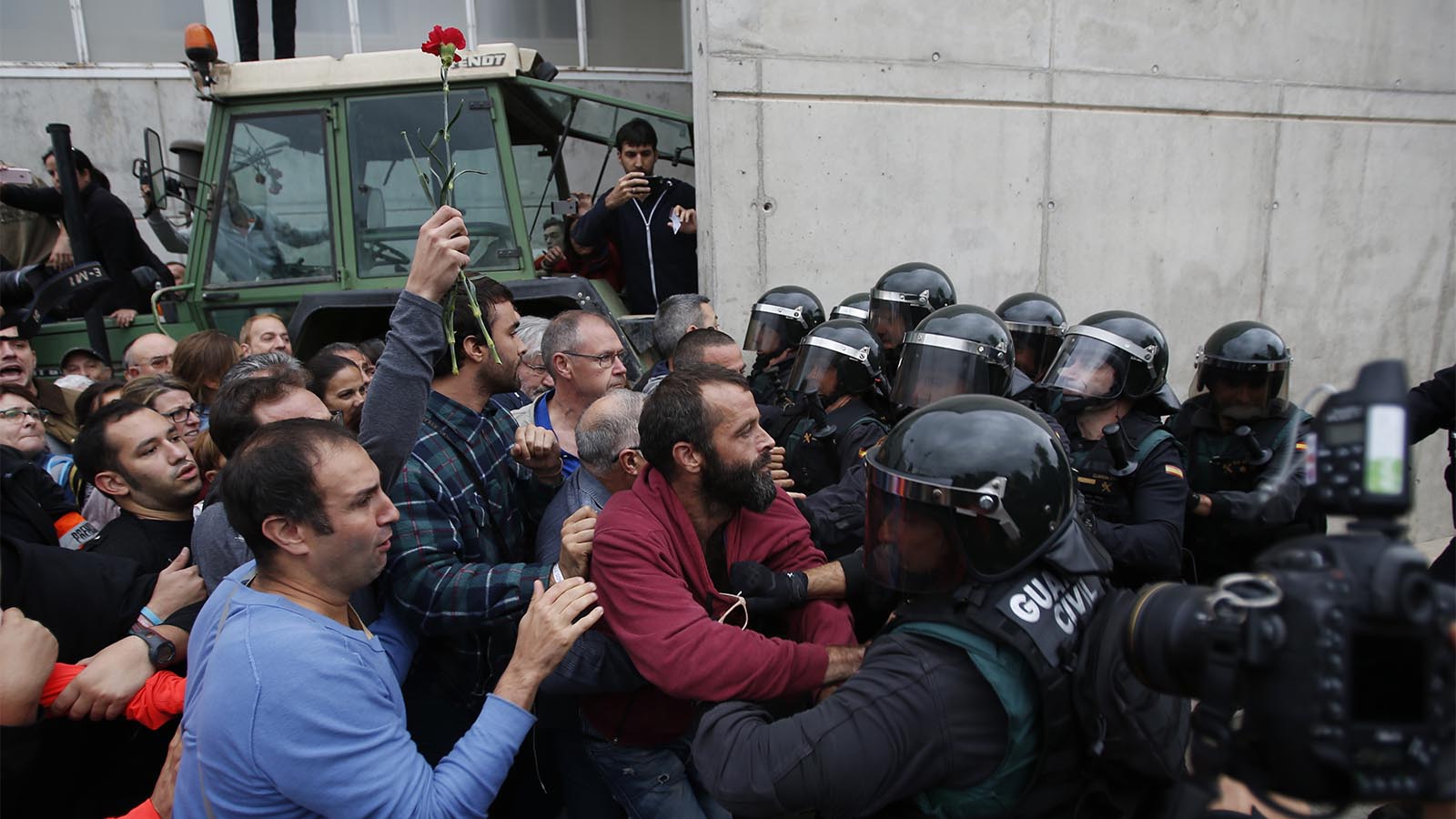 מצביעים קטאלנים נאבקים עם המשמר האזרחי המנסה למנוע מהם גישה לקלפי (צילום: AP Photo/Francisco Seco)
