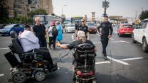 מחאת הנכים בכניסה לירושלים (צילום: יונתן זינדל / פלאש 90).