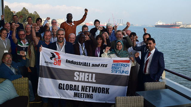 פגישת נציגי האיגודים של עובדי 'של' בעולם (צילום: אתר IndustriALL).