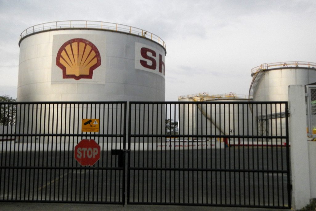 מפעל מכליות של חברת Shell (צילום: Ramon FVelasquez / ויקימדיה).