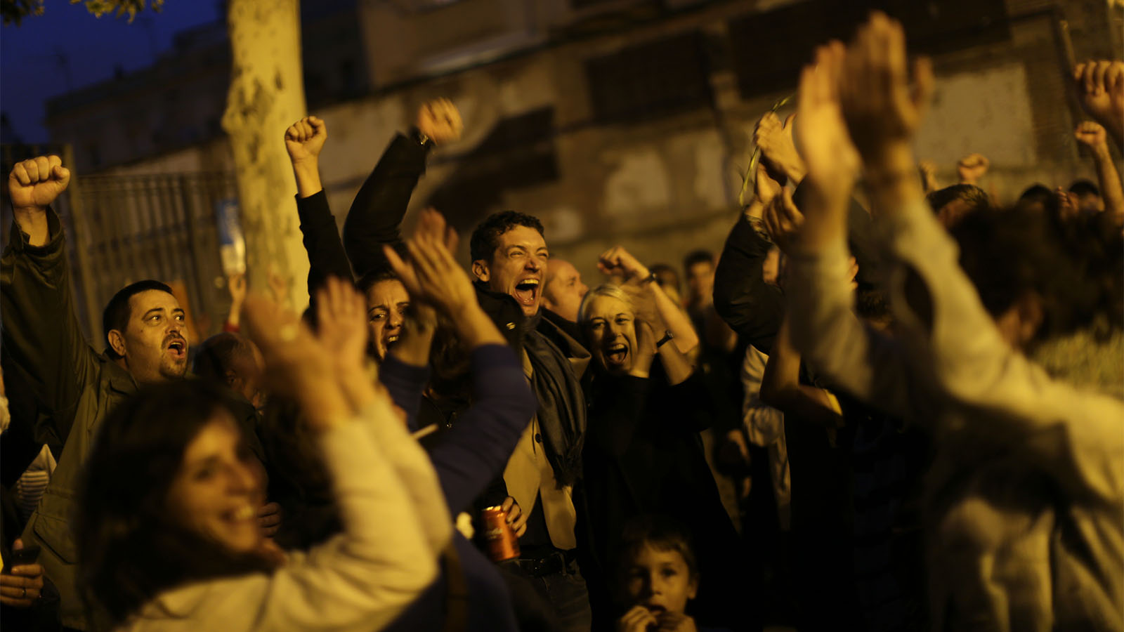 תומכי עצמאות קטלוניה חוגגים אחרי סגירת הקלפיות (AP Photo/Emilio Morenatti)