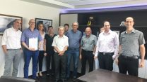 הסכם קיבוצי ראשון לעובדי בנק איגוד מערכות (צילום: דוברות ההסתדרות).