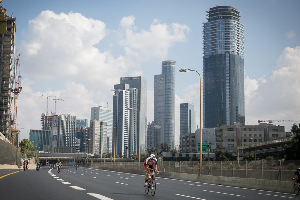 אנשים רוכבים בכביש בתל אביב ביום כיפור תשע"ז (צילום: מרים אלטשר/ פלאש 90)
