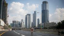 אנשים רוכבים בכביש בתל אביב ביום כיפור תשע"ז (צילום: מרים אלטשר/ פלאש 90)