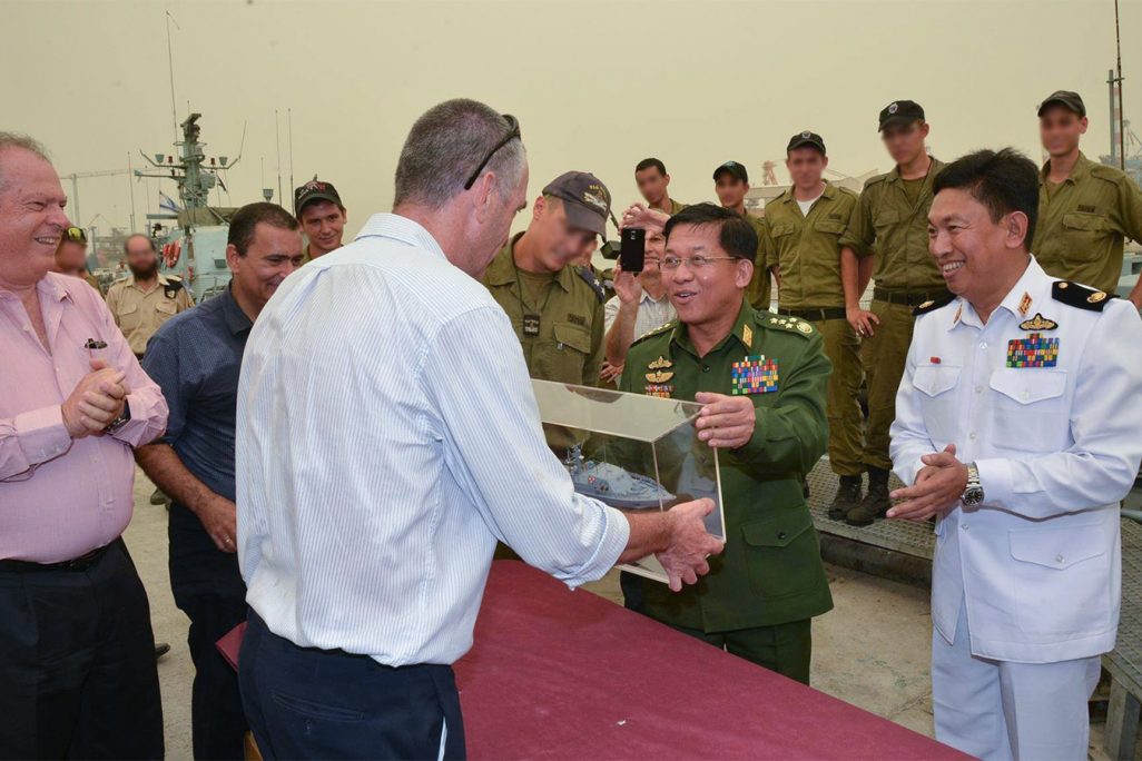 הגנרל Min Aung Hlaing בביקור בבסיס חיל הים באשדוד (צילום מסך מתוך דף הפייסבוק של הגנרל Min Aung Hlaing שצורף לעתירה).