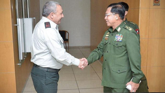 הגנרל Min Aung Hlaing עם הרמטכ״ל גדי איזנקוט (צילום מסך מתוך דף הפייסבוק של הגנרל Min Aung Hlaing שצורף לעתירה).