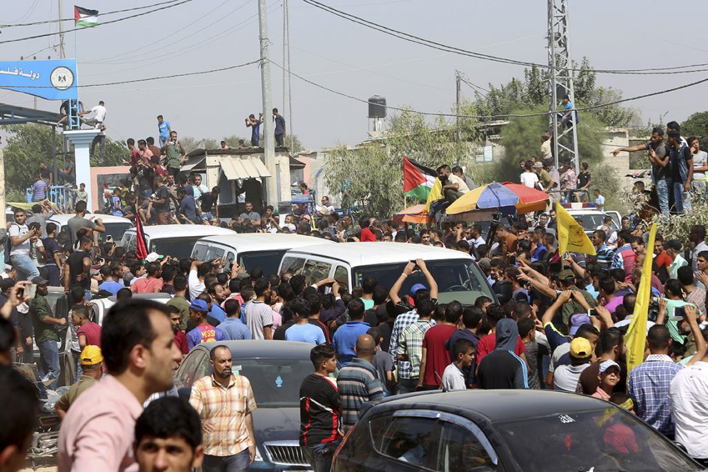 תושבי עזה נפרדים מראש ממשלת הרשות הפלסטינית ראמי חמדאללה ביציאתו מגבולות הרצועה (צילום: AP Photo/Adel Hana).