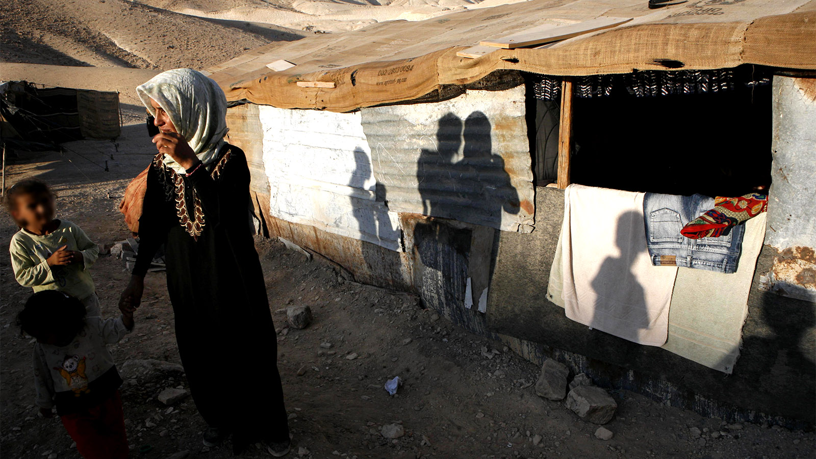אישה וילדים בדואים בכפר לא מוכר (צילום: נתי שבות / פלאש 90).