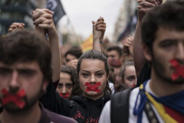 מפגינים בעד עצמאות קטלוניה צועדים בברצלונה ומוחים נגד האלימות המשטרתית במשאל העם. 2 באוקטובר (צילום: AP Photo/Felipe Dana)